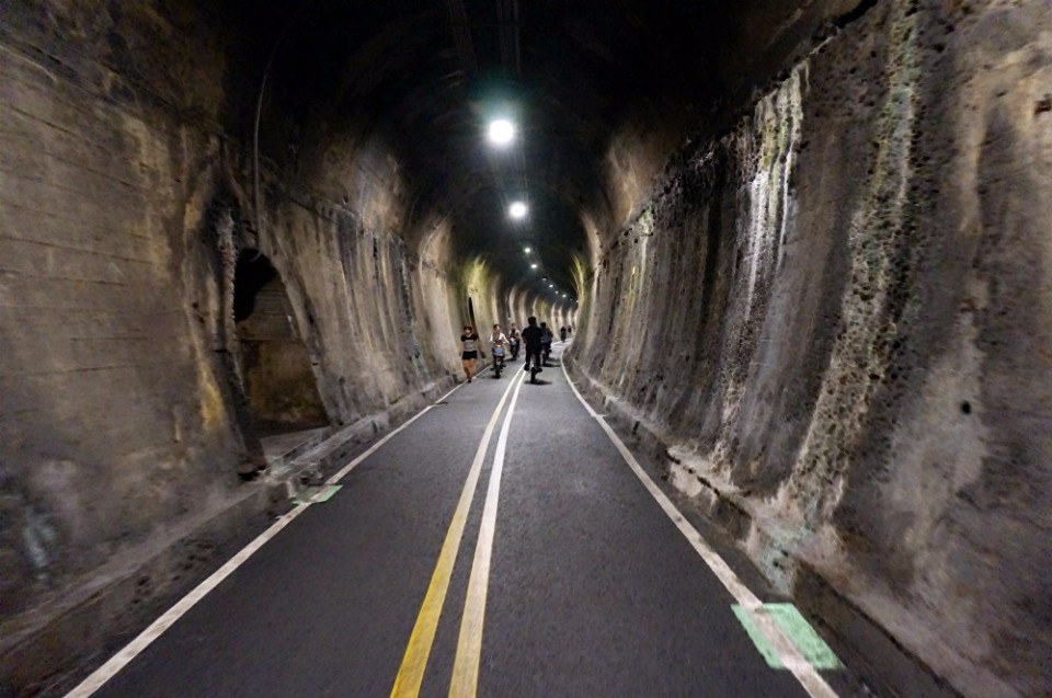后豐鐵馬道的9號隧道，相當涼爽。（攝影／林郁姍）