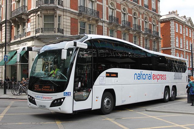 也可搭乘長程巴士National Express前往市區（圖片來源：Flickr cc授權作者EDDIE）