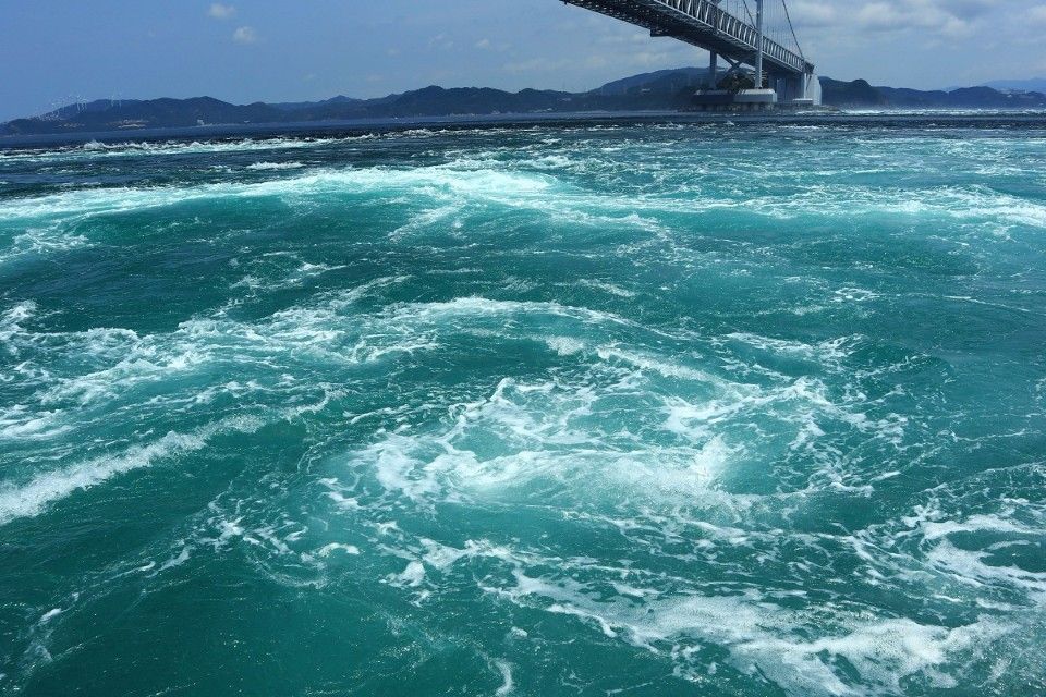 乘坐觀潮船近距離觀看漩渦，可說是來到德倒、淡路島的必要體驗。