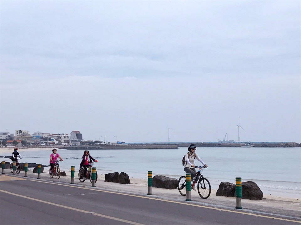 吹著海風邊騎車，非常自在舒適。(photo by 百穗)
