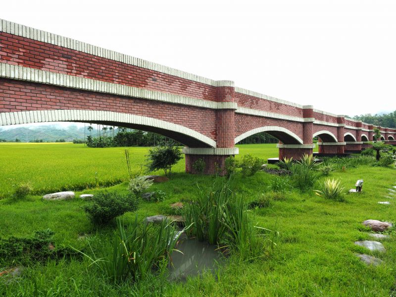 二層坪水橋是全國唯一景觀拱型水橋（欣台灣攝影）