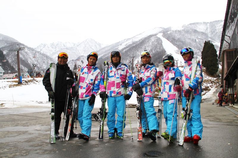 左三是雪龍滑雪教室的老闆小傅教練。(photo by 阿福)