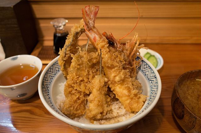 勝的天丼食材體積驚人。（圖片來源：Flickr CC授權Tatsuya Fukata）