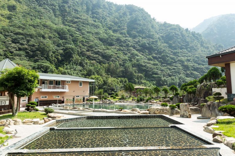 造訪箱根溫泉生活館泡湯，就能近距離享受周遭壯闊的山林極景。（攝影／欣傳媒）