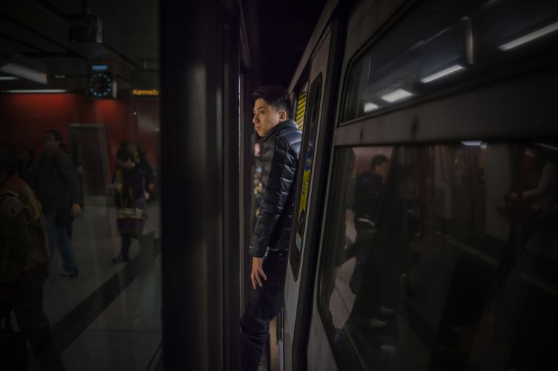 《請小心空隙》／由廣播「請小心空隙」靈感轉化成系列影像，透過列車門與月台門之間的狹窄空隙，來記載香港的繁忙與喧嚷／鍾偉倫／WMA提供