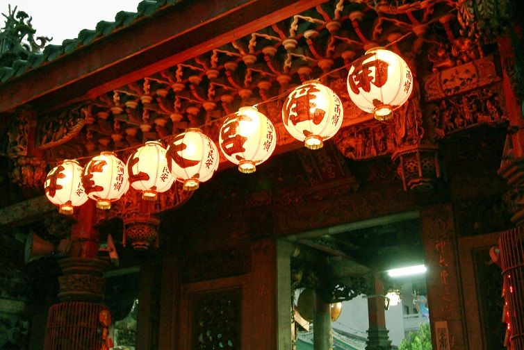 夜裡的南瑤宮廟埕廣場是納涼遊戲間。（陳德偉攝影）