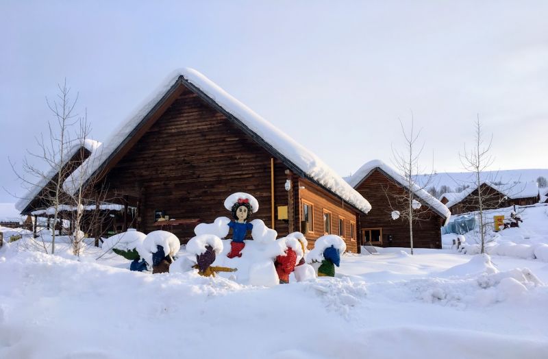 冬天禾木山莊白雪裡的小木屋，宛如在歐洲。(圖片提供陳怡君)
