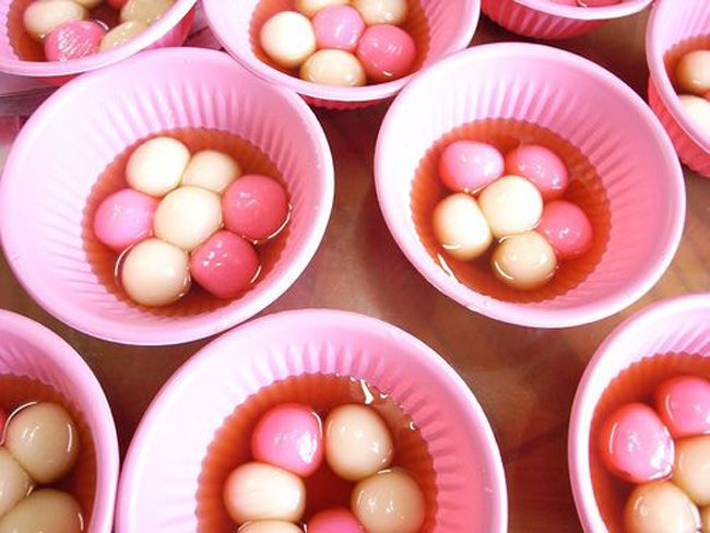 台灣冬至傳統的湯圓是指紅白小湯圓。