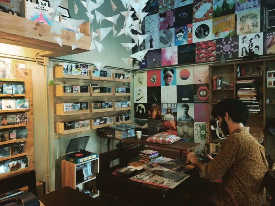  AGEHA café位於曼谷，由當地樂手親手打造，販售相當多黑膠與CD，甚至可以找到台灣獨立音樂人的專輯（圖片來源：AGEHA café臉書）