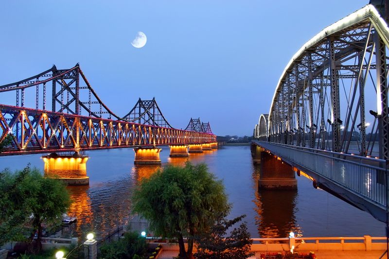 左橋為中朝友誼橋，連接了中國到朝鮮(北韓)的交通，內地到朝鮮旅行就由從此進入。