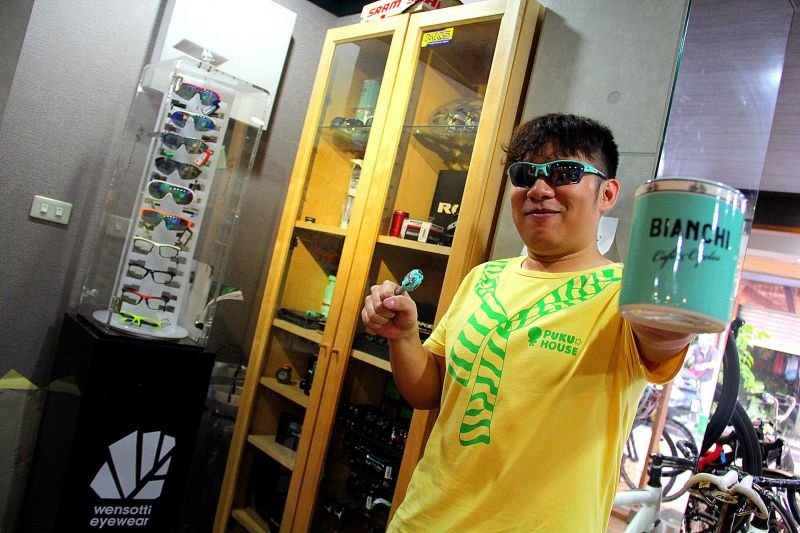 BIANCHI精品櫃是店長小劉的最愛，對於喜愛BIANCHI周邊商品的車友來說，是絕對不容錯過的寶庫。(蔡克辰攝)