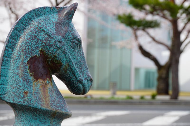 十和田曾是養育軍馬之地，美術館外這條道路叫做「駒街道」，有許多馬的裝飾。（圖：林芳如攝）