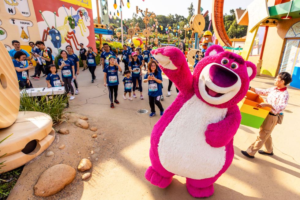 來場迪士尼路跑吧！「香港迪士尼樂園 10K 週末 2024」11月登場，5種賽事各年齡層都適合，首度跑進冰雪奇緣主題園區