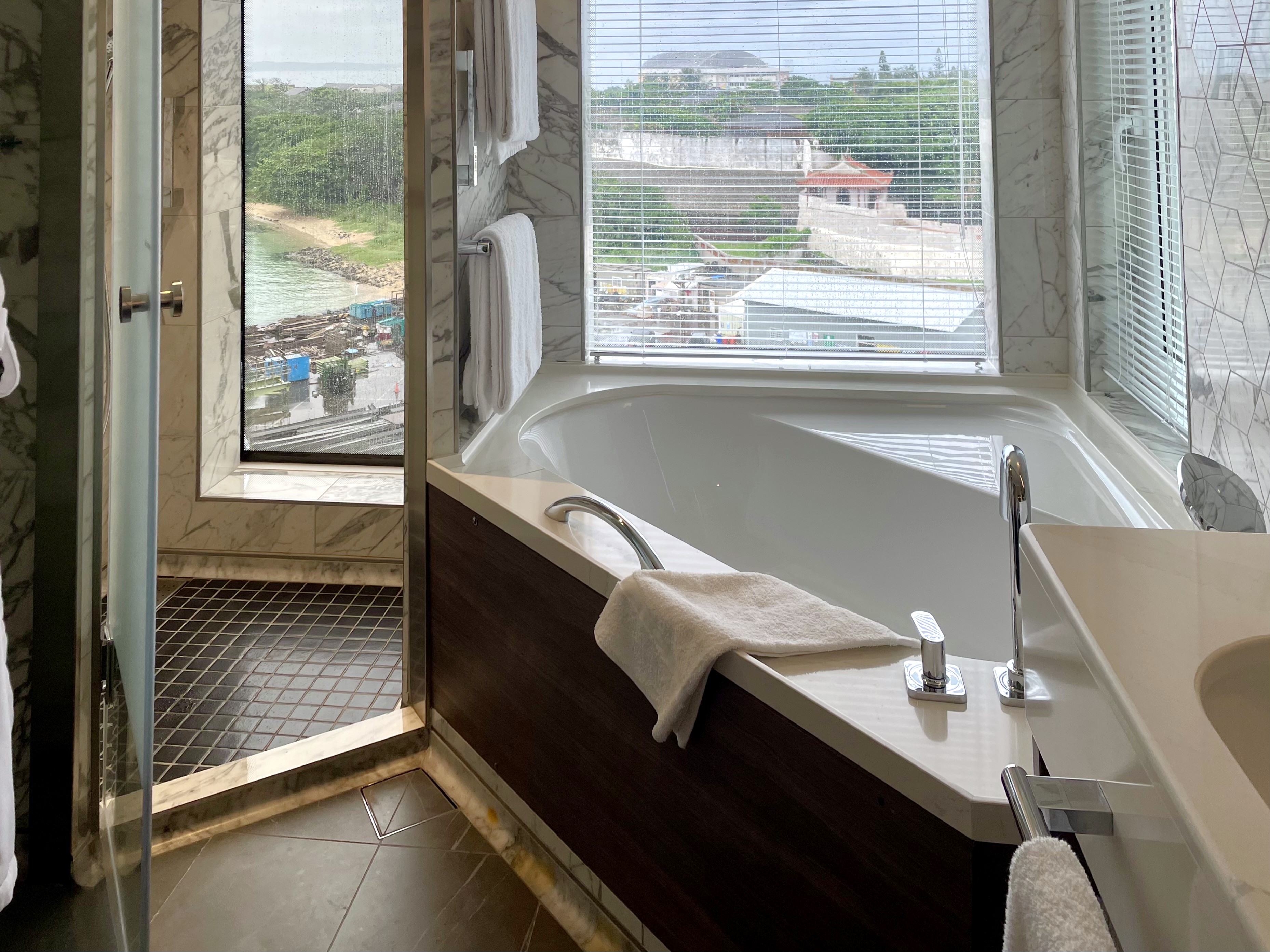 套房衛浴含浴缸，泡澡同時可享受海上美景。圖片來源｜蘇祐萱攝影