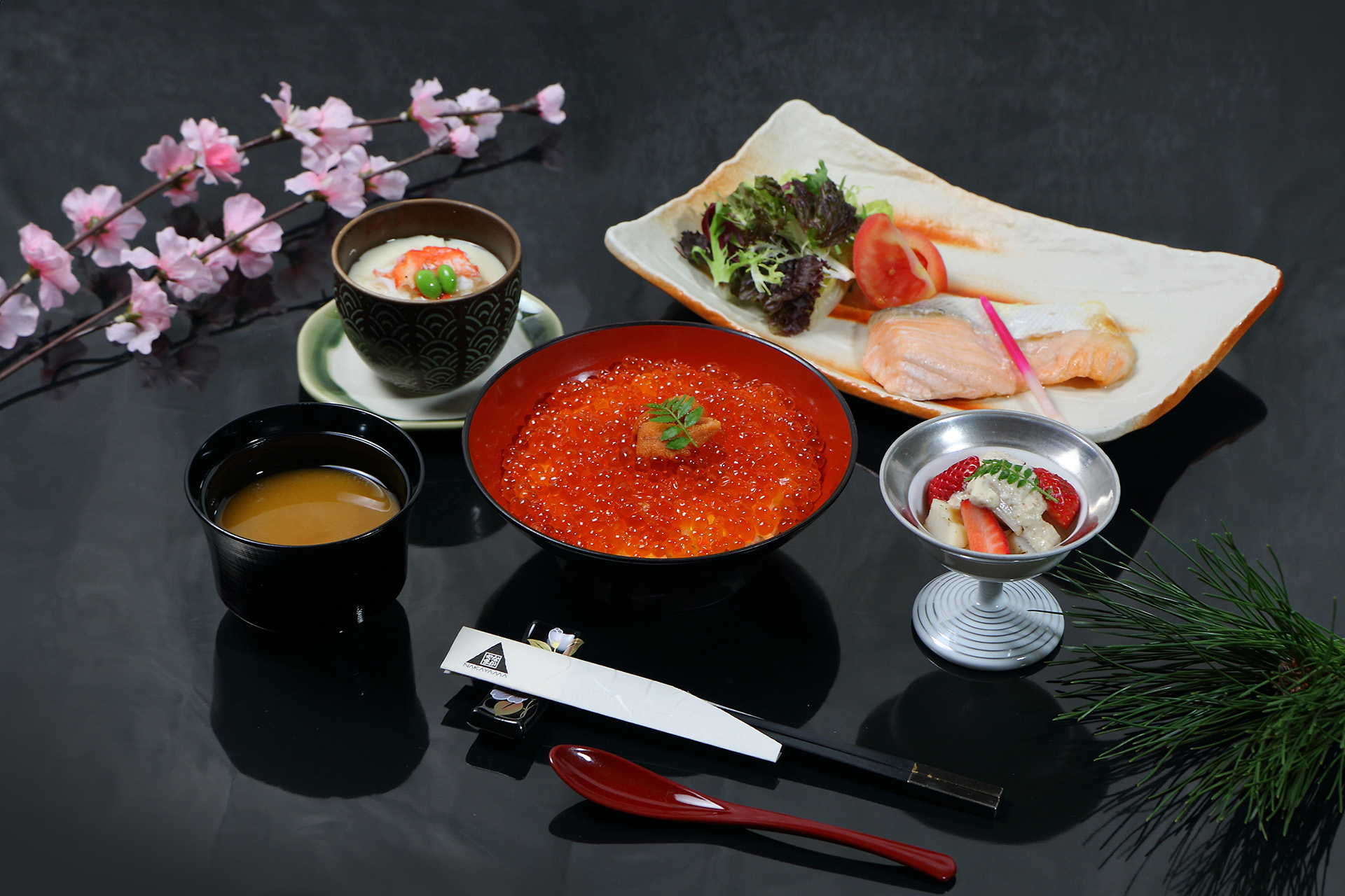 午間限定的「北海道名物御膳」套餐，其中的主角「鮭魚卵丼飯」更是嚴選來自北海道的鮭魚卵