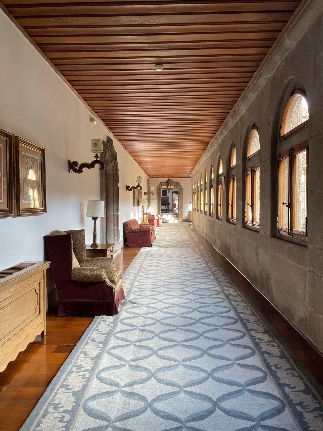 終點聖地牙哥的Parador de Santiago de Compostela五星級國民賓館，已超過500年歷史，是西班牙國王命令興建的朝聖者旅社。(蕭玉芬提供)