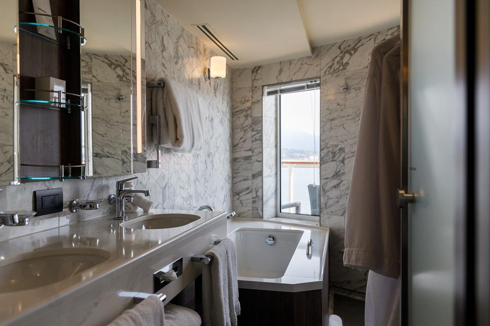 「挪威奮進號」連香氛、音樂等細節都十分重視，圖為套房衛浴空間；圖片／欣傳媒